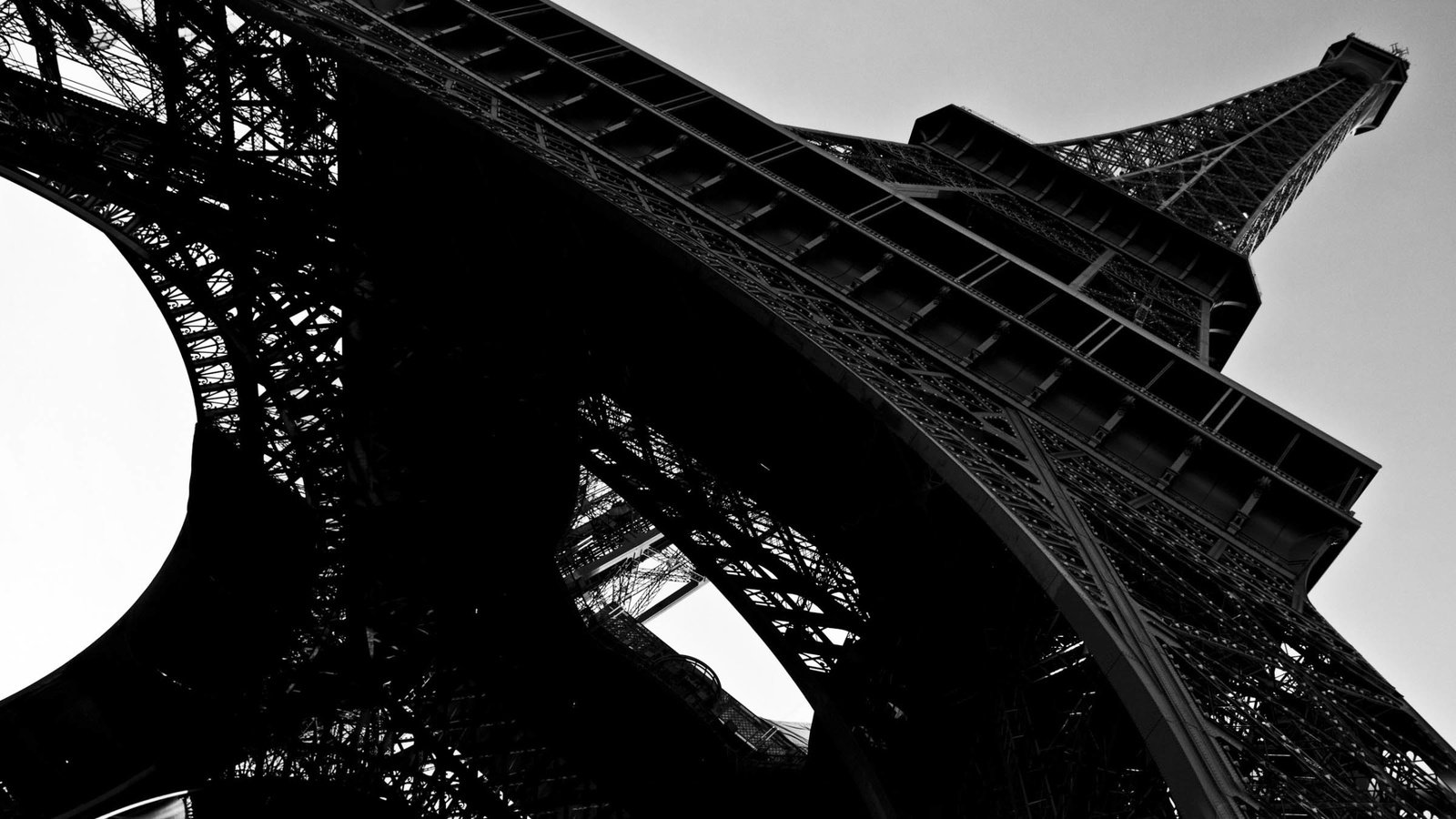 Обои небо, париж, франция, эйфелева башня, чёрно-белые, the sky, paris, france, eiffel tower, black and white разрешение 2400x1350 Загрузить