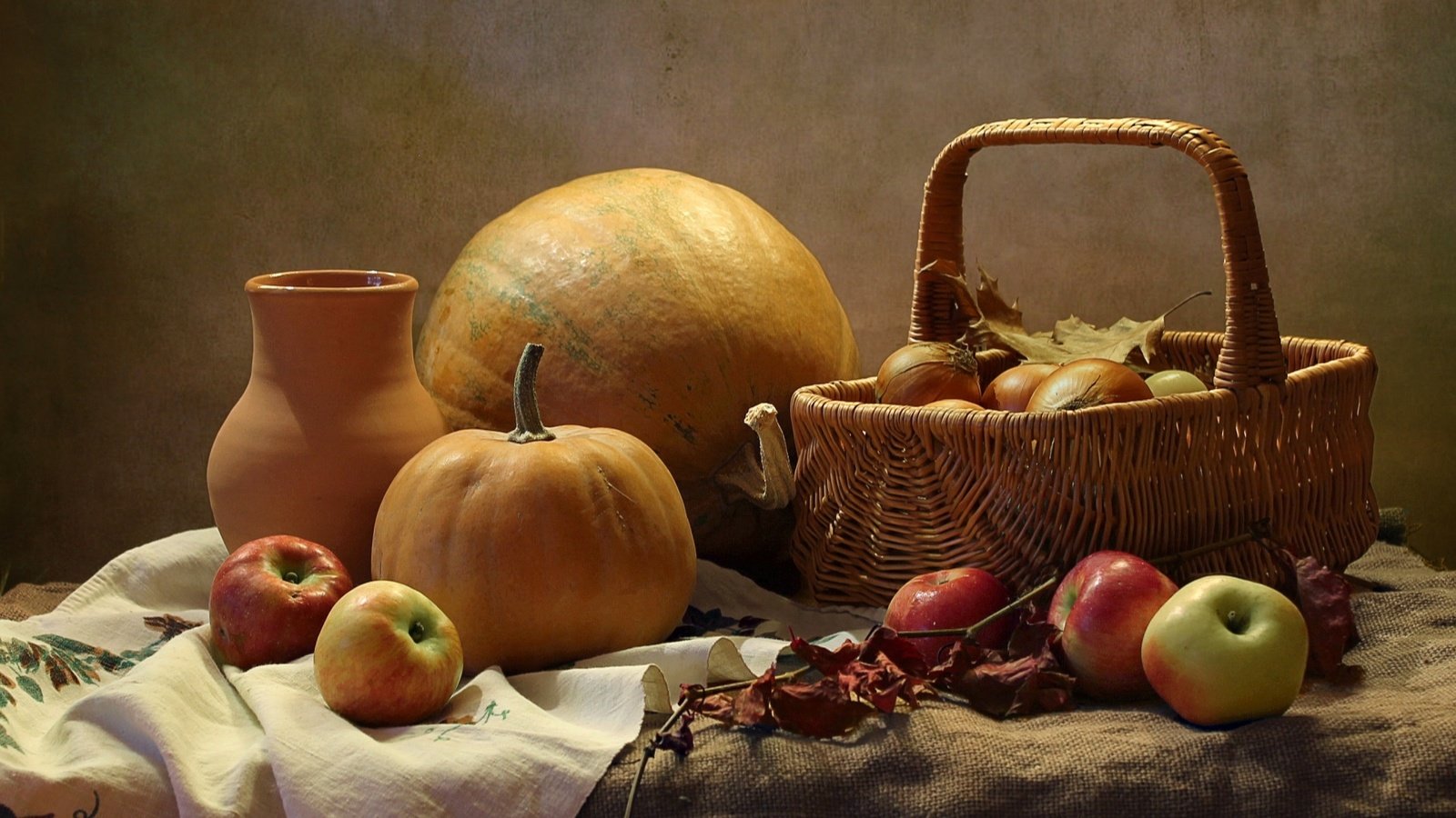 Обои яблоки, лук, корзина, тыква, натюрморт, apples, bow, basket, pumpkin, still life разрешение 1920x1254 Загрузить