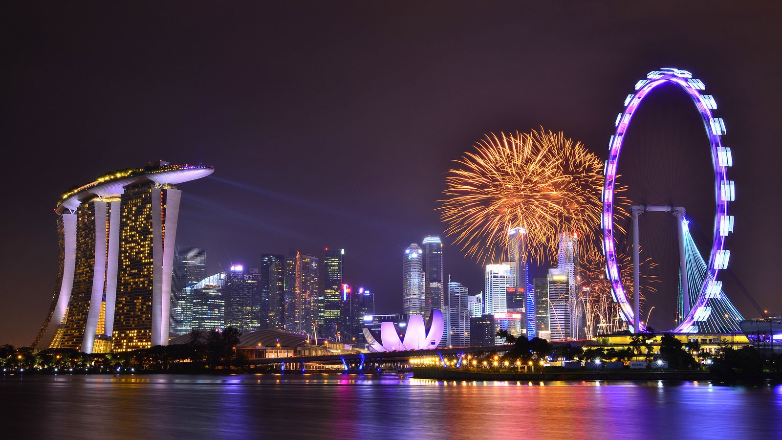 Обои подсветка, небо, архитектура, облака, праздник, ночь, огни, фейерверк, отражение, сингапур, небоскребы, город-государство, мегаполис, залив, backlight, the sky, architecture, clouds, holiday, night, lights, fireworks, reflection, singapore, skyscrapers, the city-state, megapolis, bay разрешение 2048x1356 Загрузить
