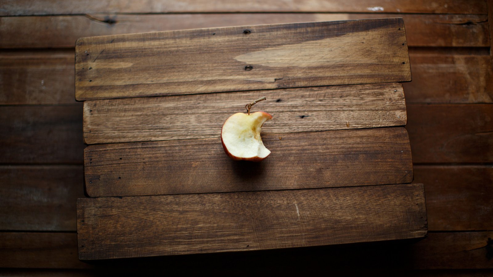 Обои фон, фрукты, яблоко, огрызок, apple inc., background, fruit, apple, stub разрешение 2048x1280 Загрузить