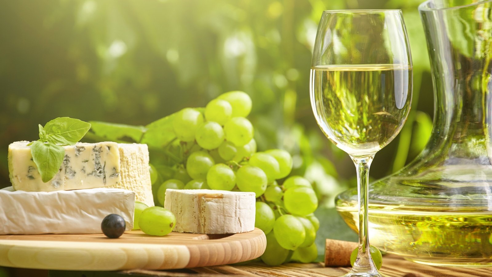 Обои солнце, виноград, сыр, вино, вина, брынза, the sun, grapes, cheese, wine разрешение 2880x1920 Загрузить