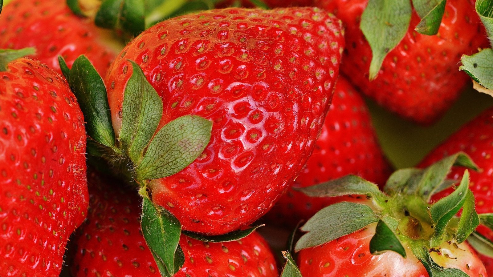 Обои макро, ягода, красная, клубника, сладкая, macro, berry, red, strawberry, sweet разрешение 1920x1276 Загрузить