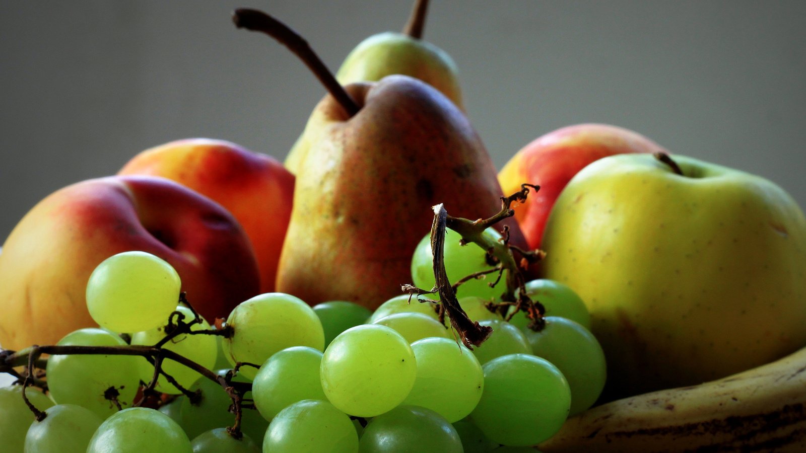 Обои виноград, фрукты, ягоды, яблоко, натюрморт, груша, grapes, fruit, berries, apple, still life, pear разрешение 1920x1386 Загрузить