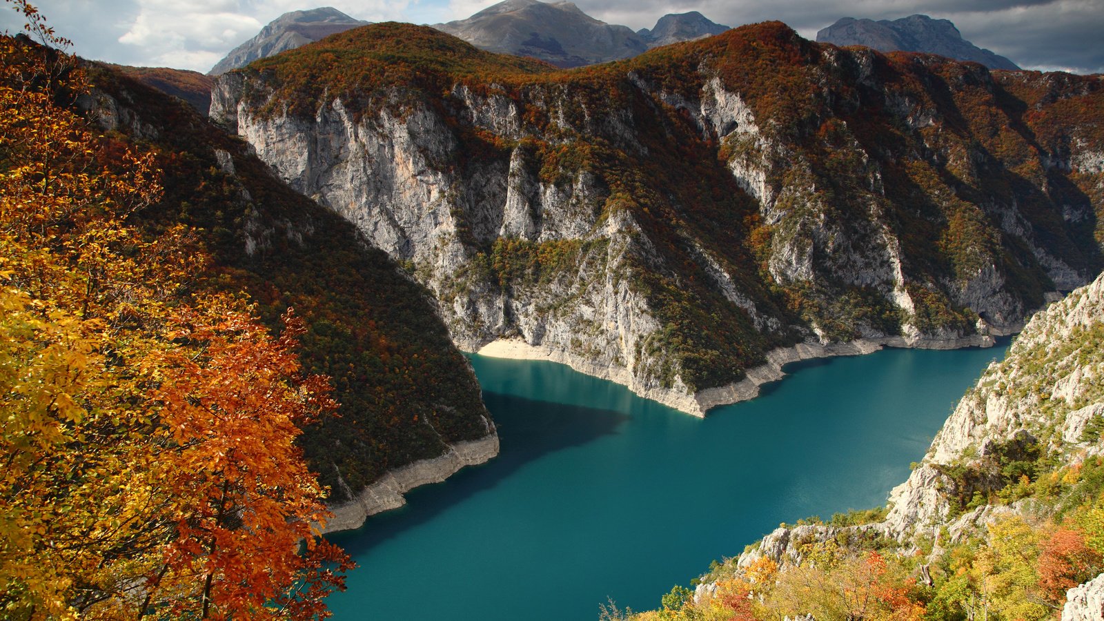 Обои горы, осень, черногория, пивское озеро, mountains, autumn, montenegro, the piva lake разрешение 2880x1854 Загрузить