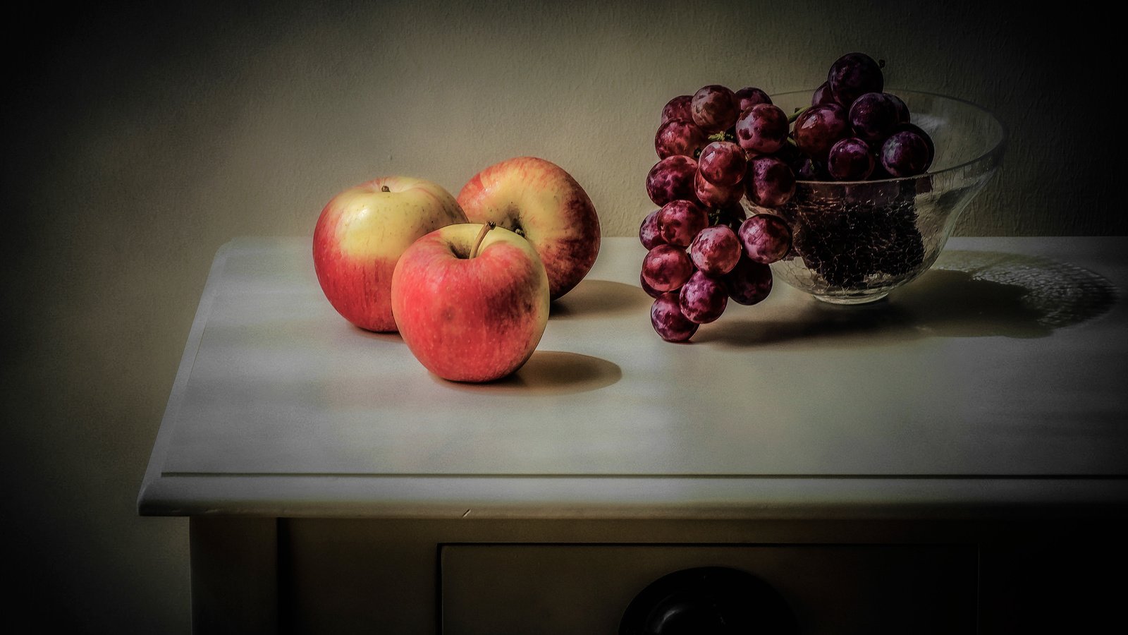 Обои виноград, фрукты, яблоки, стол, ваза, натюрморт, grapes, fruit, apples, table, vase, still life разрешение 4928x3090 Загрузить