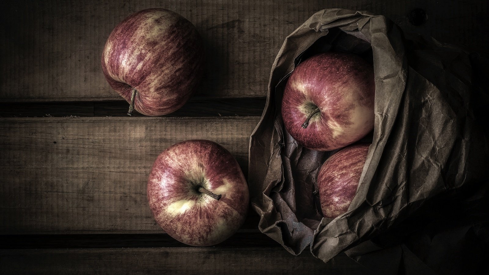 Обои фрукты, яблоки, бумага, доски, пакет, натюрморт, fruit, apples, paper, board, package, still life разрешение 2880x1620 Загрузить