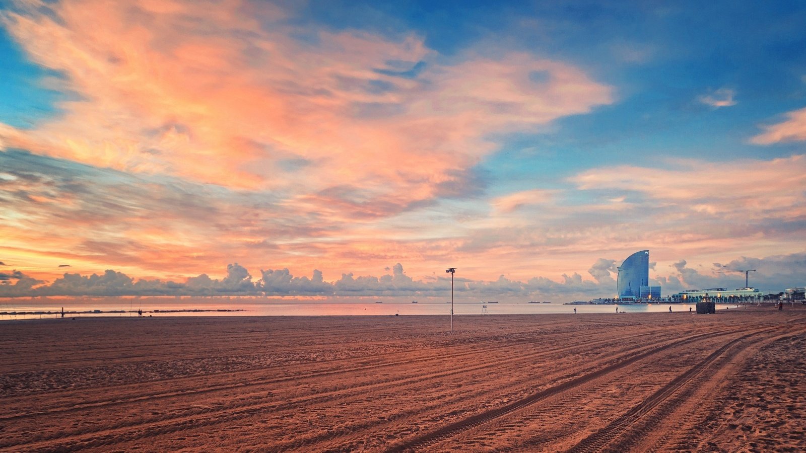 Обои закат, песок, пляж, город, испания, барселона, sunset, sand, beach, the city, spain, barcelona разрешение 2048x1364 Загрузить