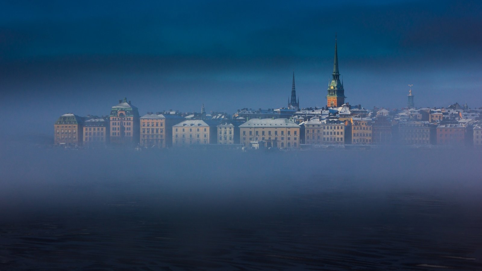 Обои небо, море, туман, башня, дома, швеция, стокгольм, the sky, sea, fog, tower, home, sweden, stockholm разрешение 2048x1235 Загрузить