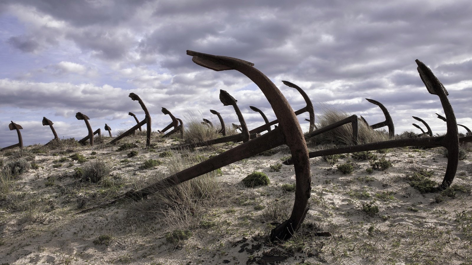 Обои небо, облака, берег, песок, пляж, якорь, the sky, clouds, shore, sand, beach, anchor разрешение 2048x1332 Загрузить