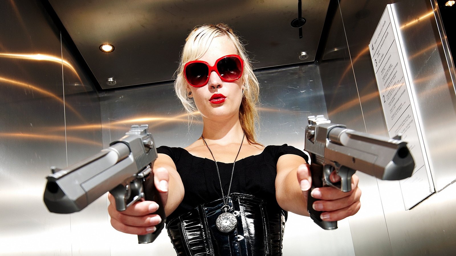 Обои девушка, оружие, блондинка, очки, модель, руки, пистолеты, красная помада, girl, weapons, blonde, glasses, model, hands, guns, red lipstick разрешение 2560x1600 Загрузить