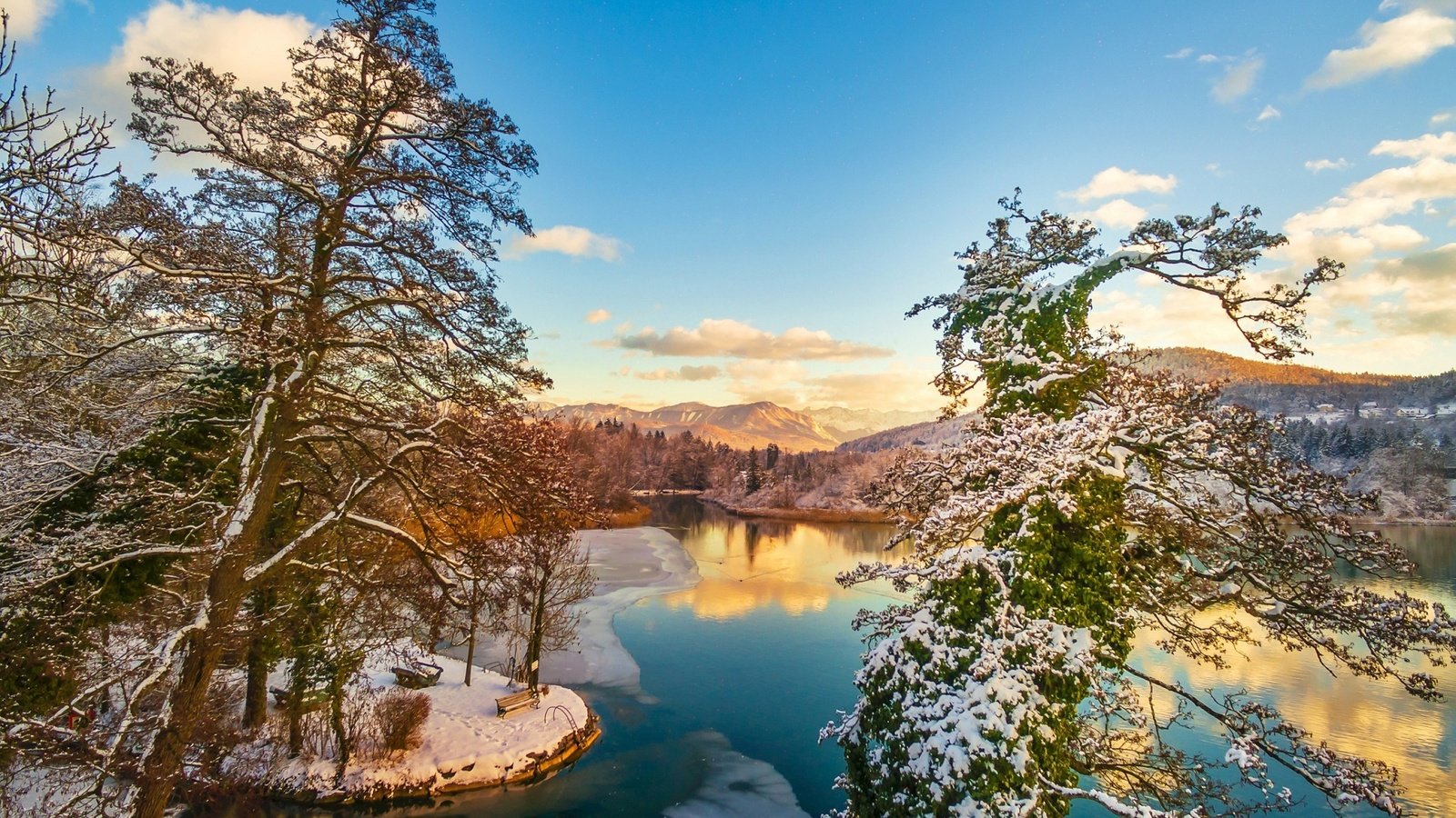 Обои небо, облака, река, горы, природа, лес, зима, отражение, the sky, clouds, river, mountains, nature, forest, winter, reflection разрешение 1920x1200 Загрузить