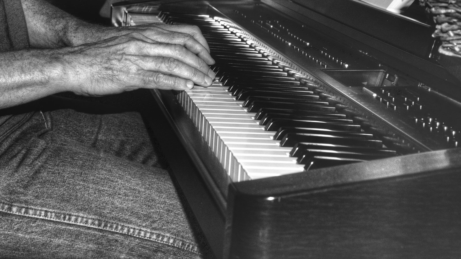 Обои музыка, человек, руки, пианино, клавиши, music, people, hands, piano, keys разрешение 1920x1453 Загрузить