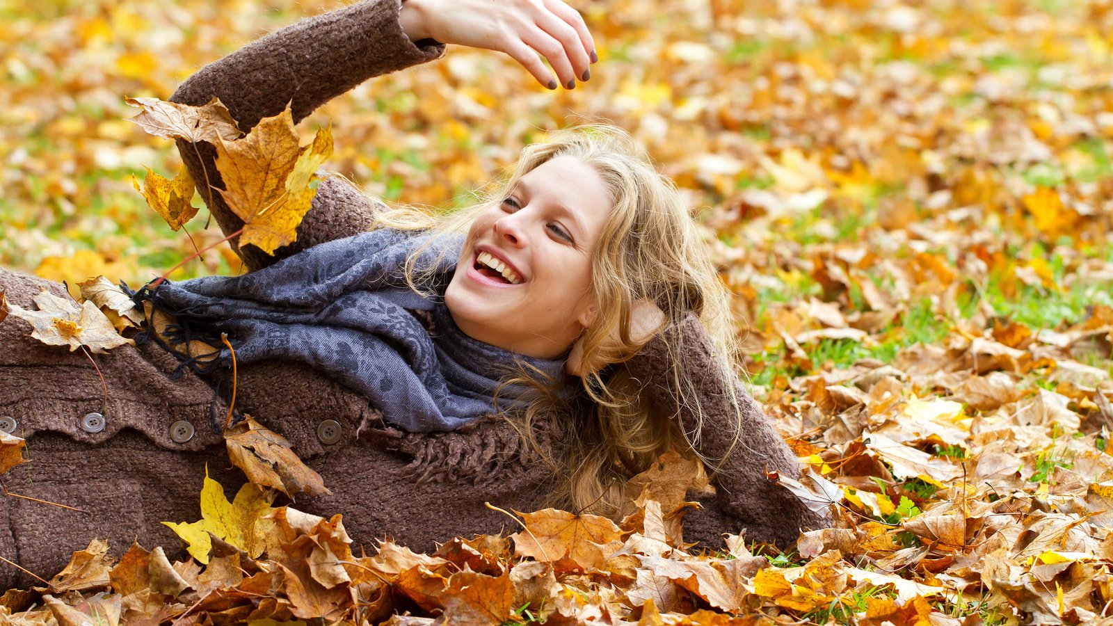 Обои листья, девушка, блондинка, улыбка, осень, радость, leaves, girl, blonde, smile, autumn, joy разрешение 2880x1800 Загрузить