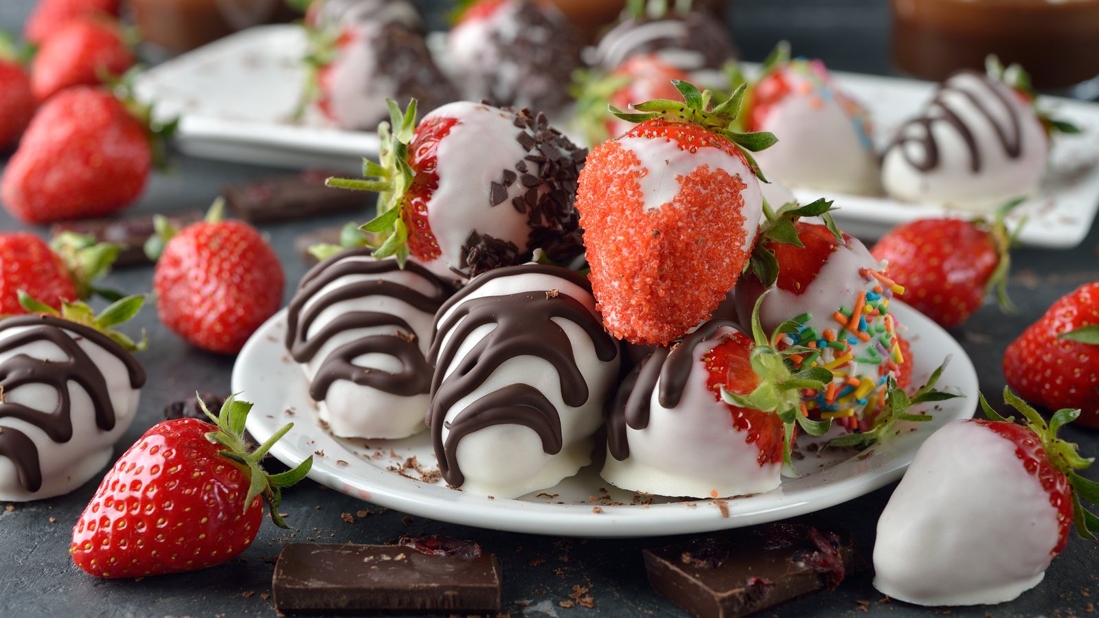 Обои клубника, ягоды, десерт, в шоколаде, сладенько, клубника в шоколаде, strawberry, berries, dessert, chocolate, sweet, chocolate-covered strawberries разрешение 6016x3200 Загрузить