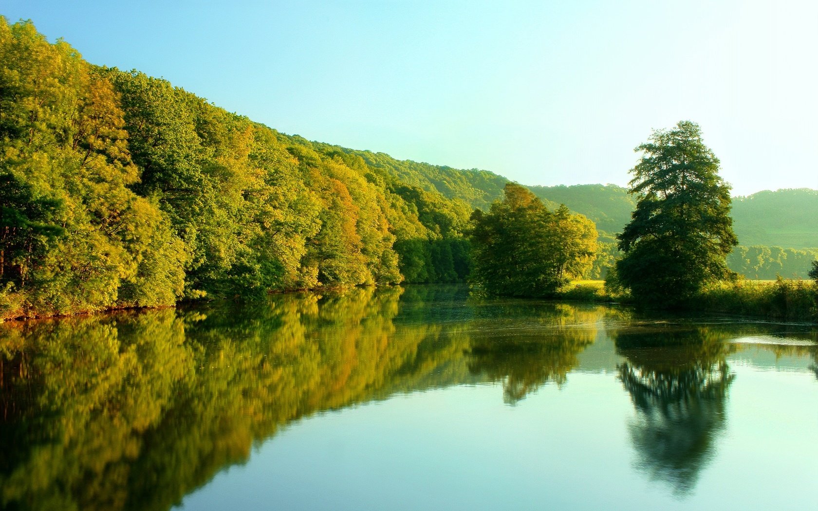 Обои небо, деревья, река, отражение, the sky, trees, river, reflection разрешение 2560x1600 Загрузить