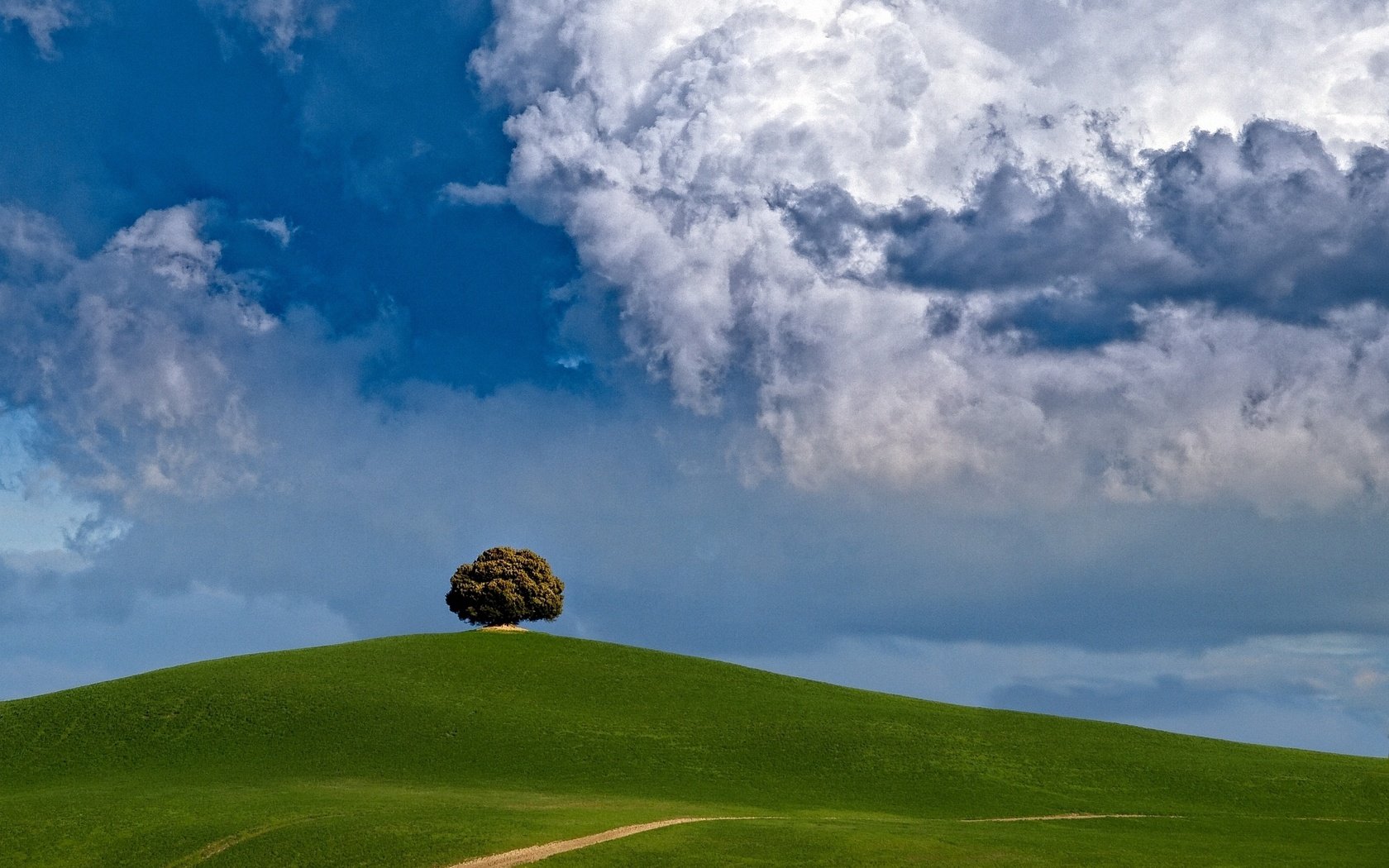 Обои облака, дерево, холм, clouds, tree, hill разрешение 2200x1650 Загрузить