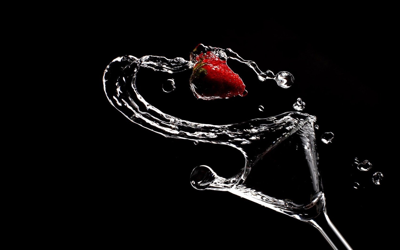 Обои вода, клубника, черный, бокал, water, strawberry, black, glass разрешение 1920x1200 Загрузить