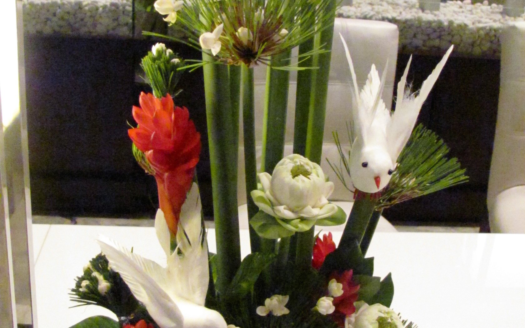Обои цветы, букет, птичка, cvety, krasota, tajland, композиция, флористика, flowers, bouquet, bird, composition, floral разрешение 2736x3648 Загрузить
