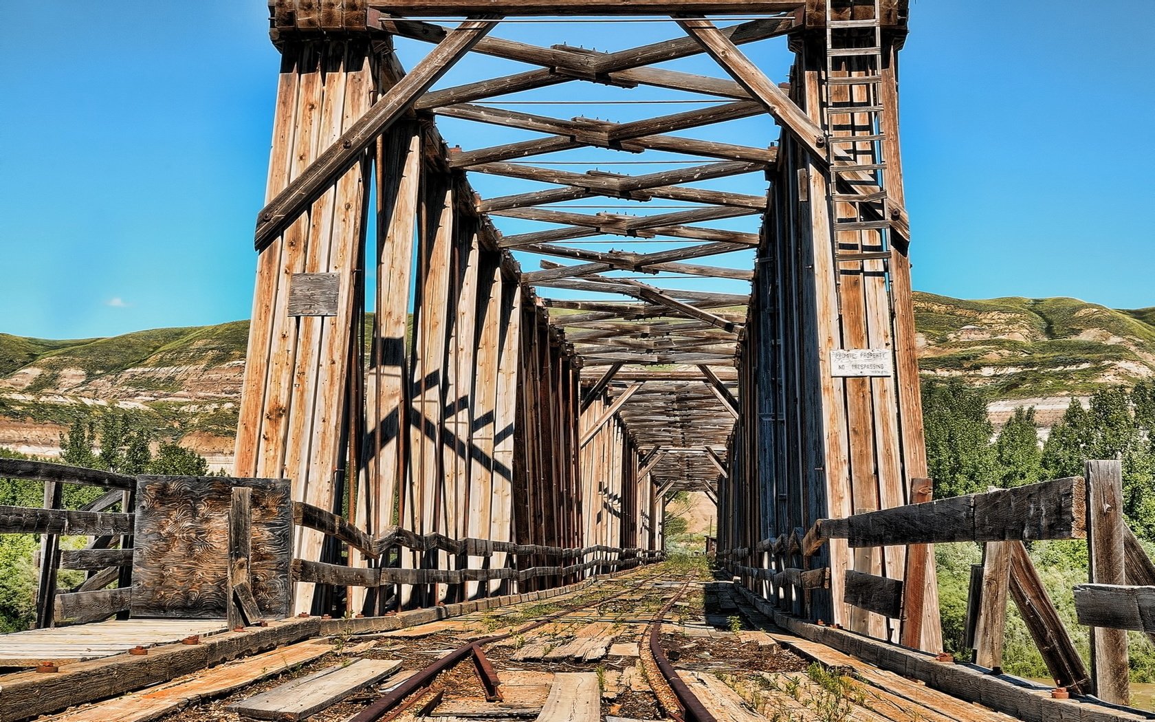 Обои небо, железная дорога, природа, мост, деревянный, the sky, railroad, nature, bridge, wooden разрешение 1920x1200 Загрузить