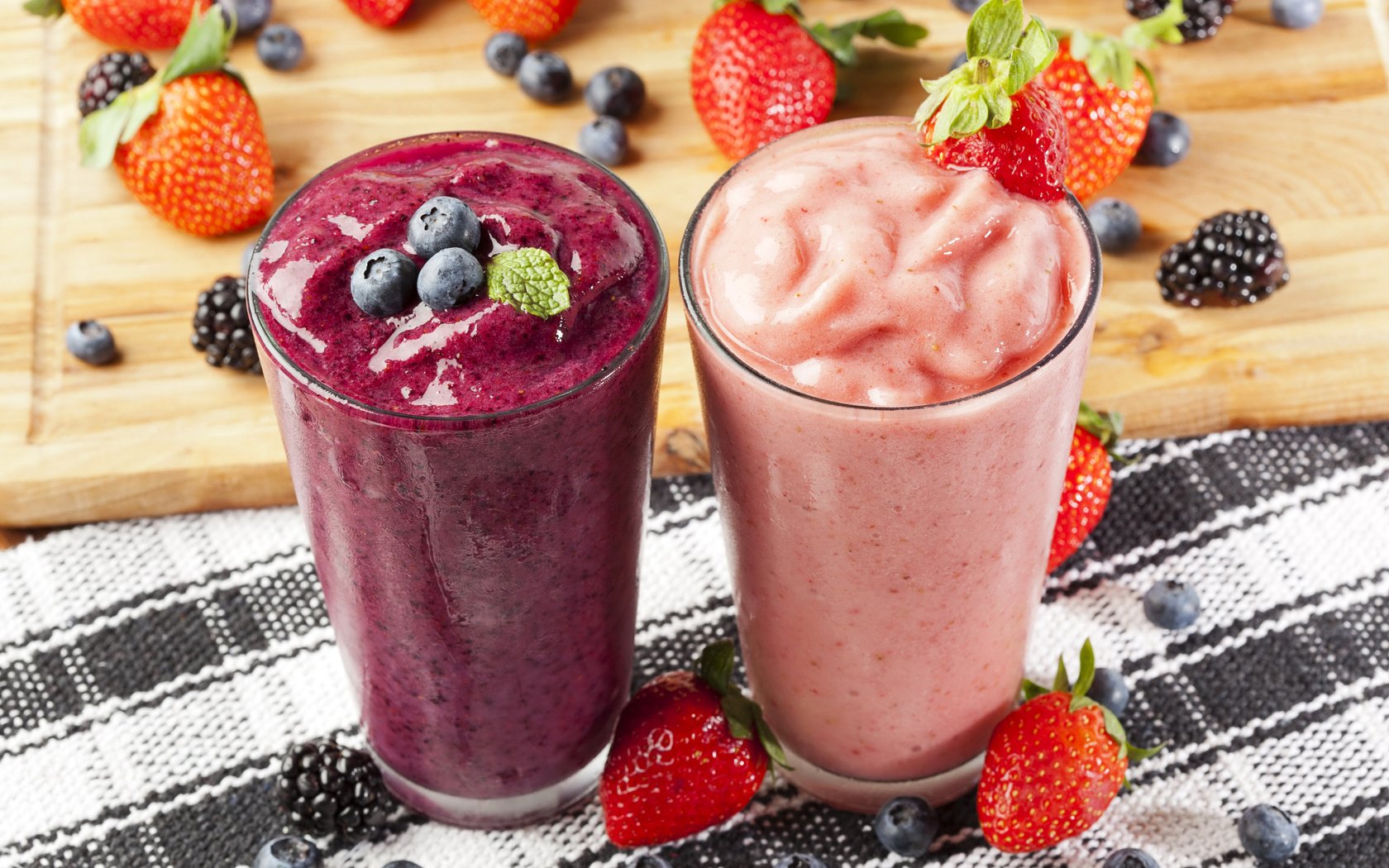 Обои напиток, клубника, ягоды, черника, стаканы, ежевика, смузи, drink, strawberry, berries, blueberries, glasses, blackberry, smoothies разрешение 4200x2800 Загрузить