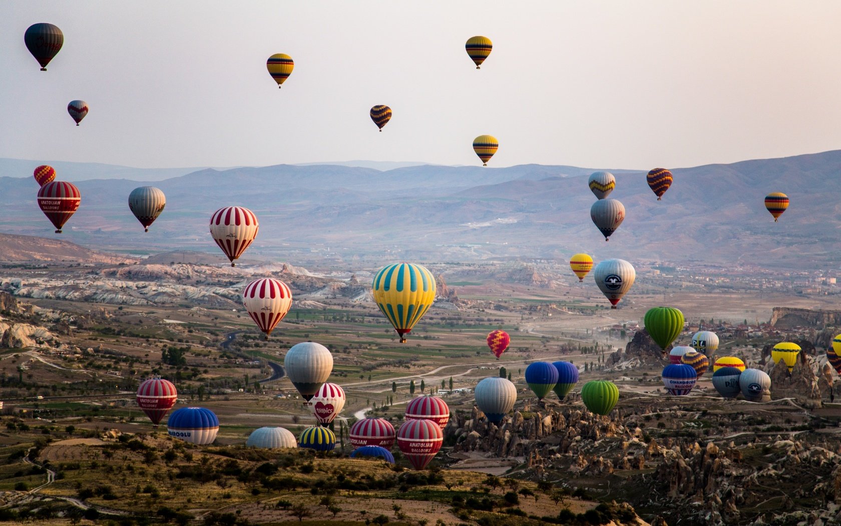 Обои горы, шары, воздушные шары, долина, mountains, balls, balloons, valley разрешение 2880x1920 Загрузить