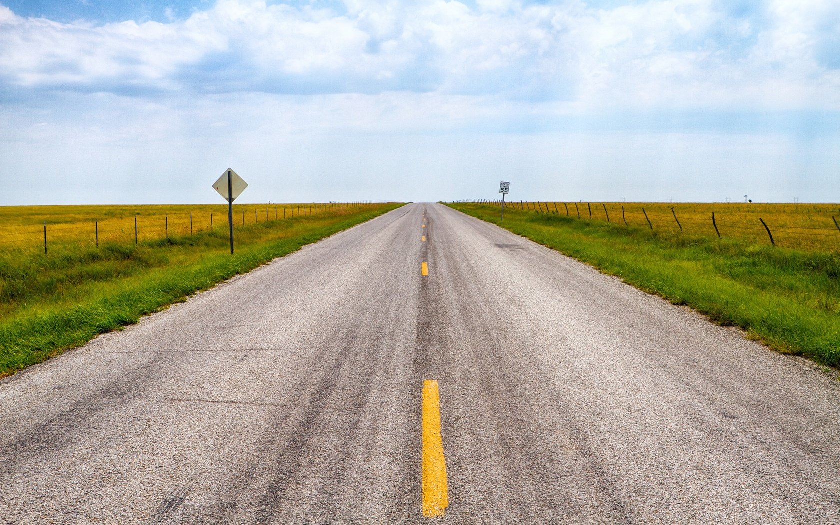 Обои небо, дорога, облака, горизонт, забор, the sky, road, clouds, horizon, the fence разрешение 2048x1365 Загрузить