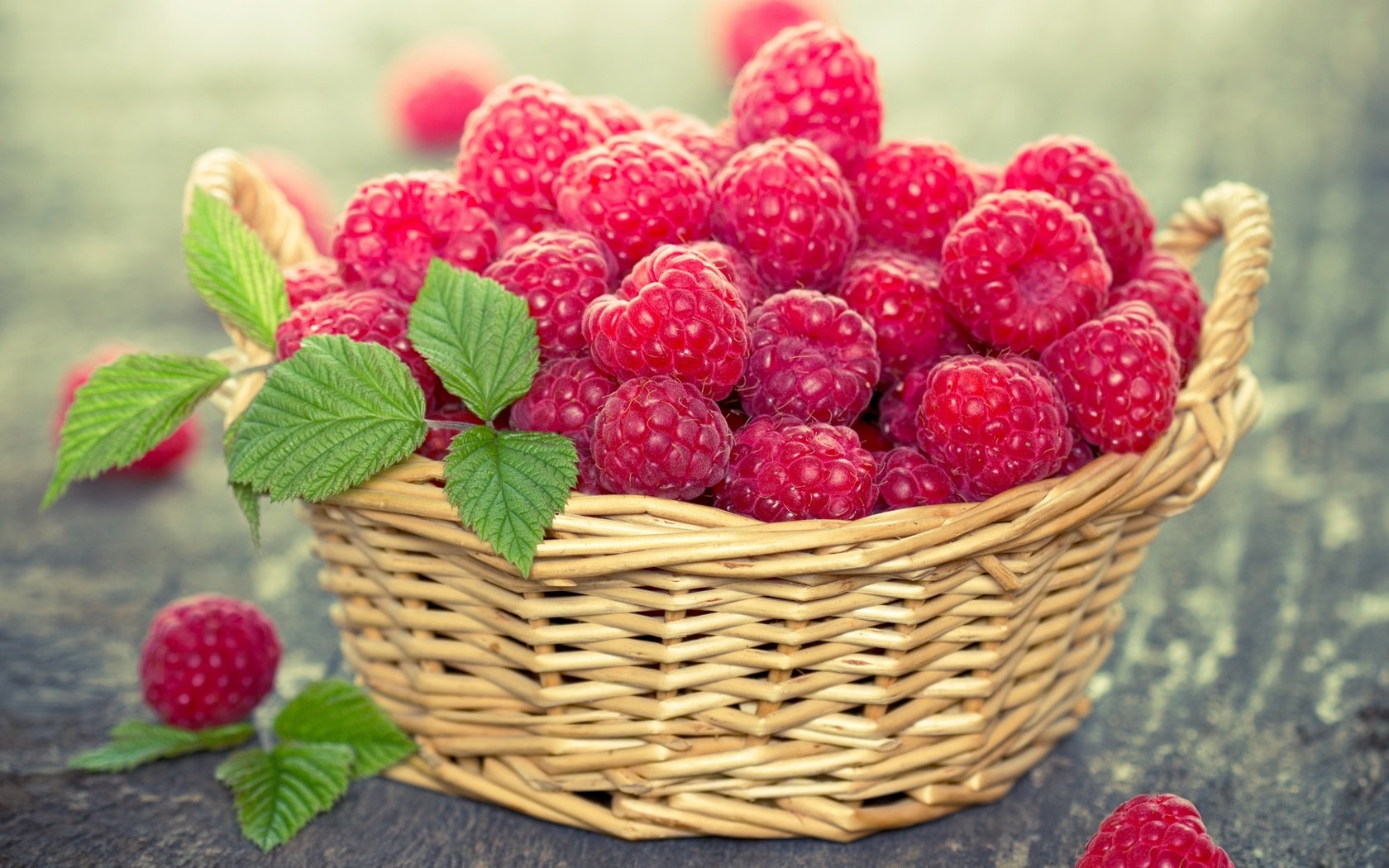 Обои малина, ягоды, листики, корзинка, raspberry, berries, leaves, basket разрешение 2880x2042 Загрузить