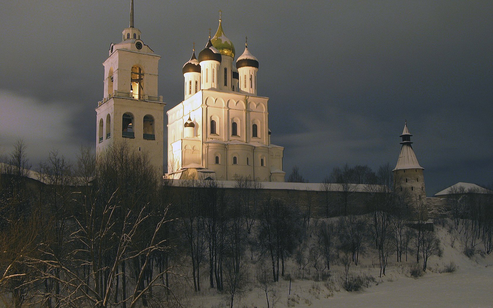 Обои псков, небо, храм, тучи, собор, город, россия, церковь, купола, pskov, the sky, temple, clouds, cathedral, the city, russia, church, dome разрешение 1920x1200 Загрузить