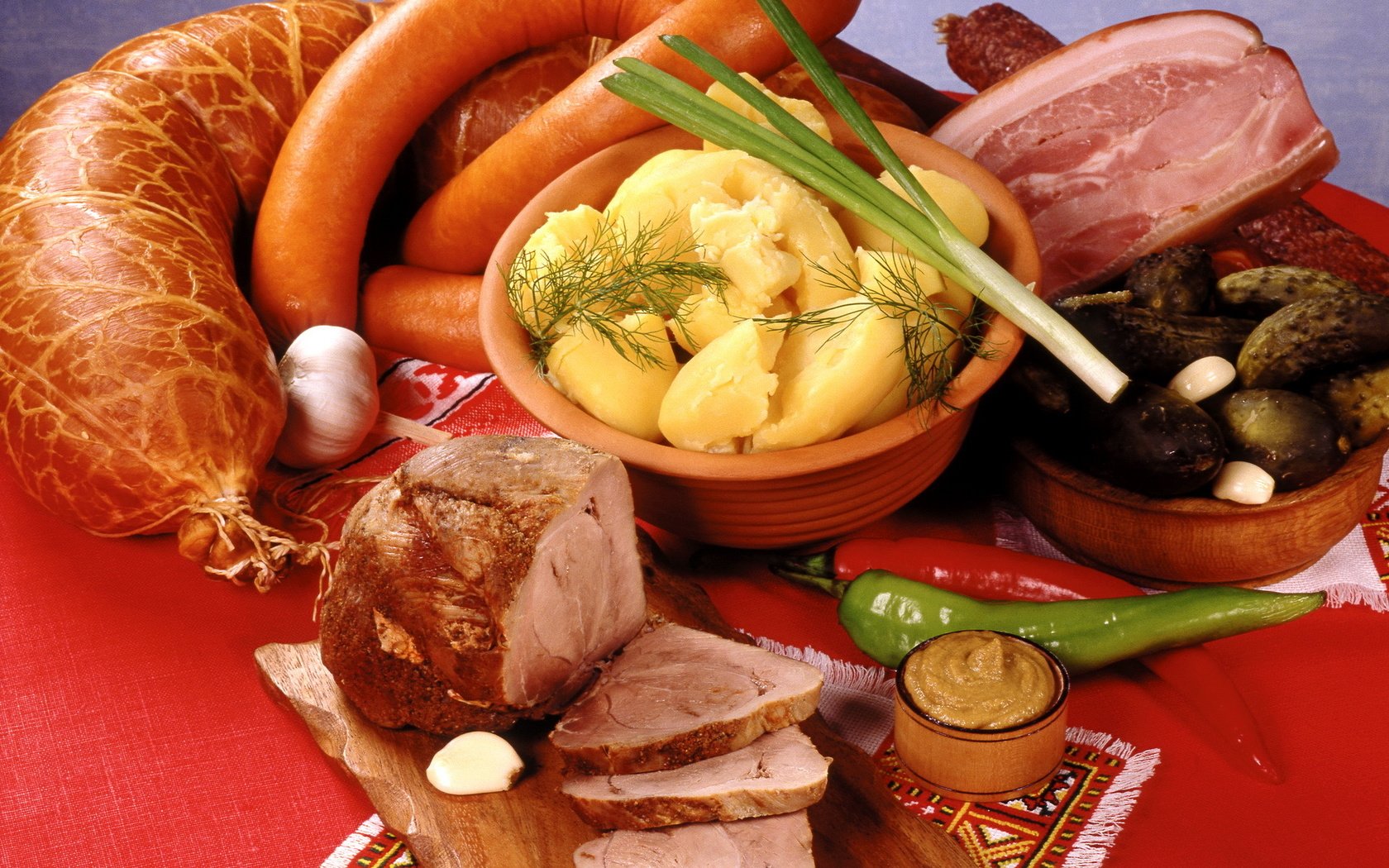Обои лук, колбаса, картофель, огурцы, мясные продукты, bow, sausage, potatoes, cucumbers, meat products разрешение 1920x1440 Загрузить