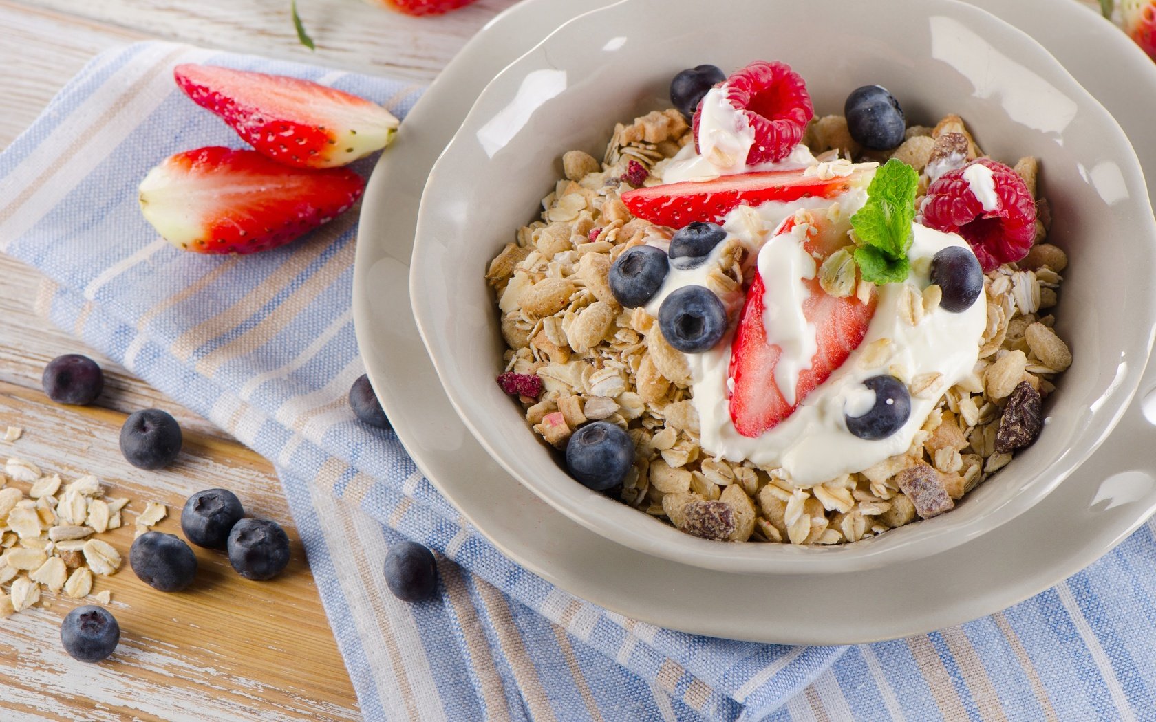 Обои клубника, черника, завтрак, мюсли, здоровые, завтрак каши, strawberry, blueberries, breakfast, muesli, healthy, breakfast cereal разрешение 4500x2981 Загрузить