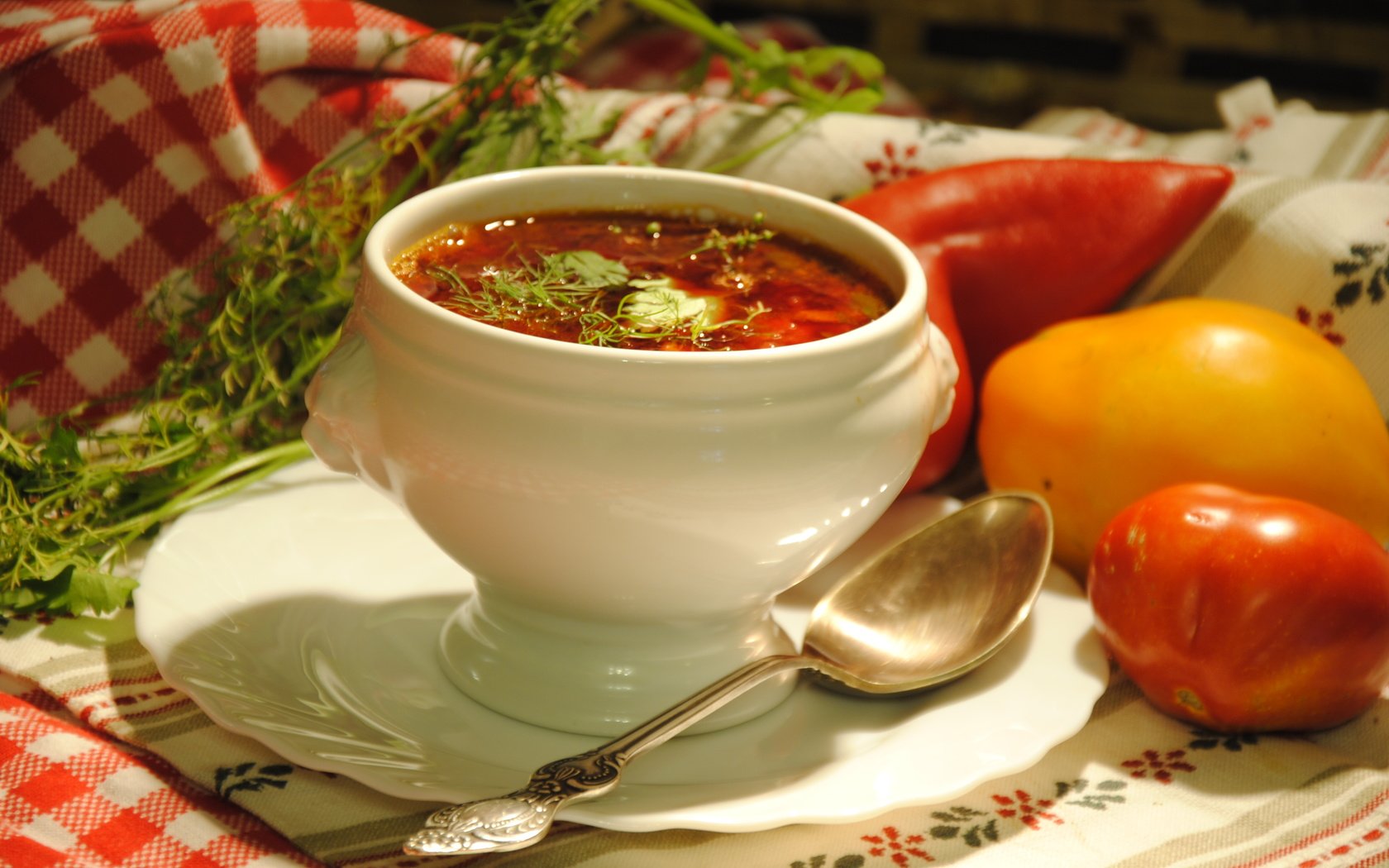 Обои овощи, салфетка, ложка, борщ, суп, vegetables, napkin, spoon, soup разрешение 3872x2592 Загрузить