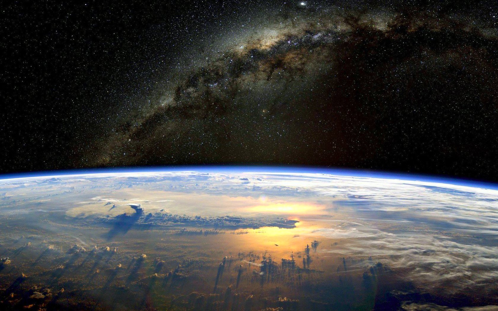 Обои облака, земля, космос, звезды, планета, горизонт, атмосфера, млечный путь, clouds, earth, space, stars, planet, horizon, the atmosphere, the milky way разрешение 1920x1080 Загрузить