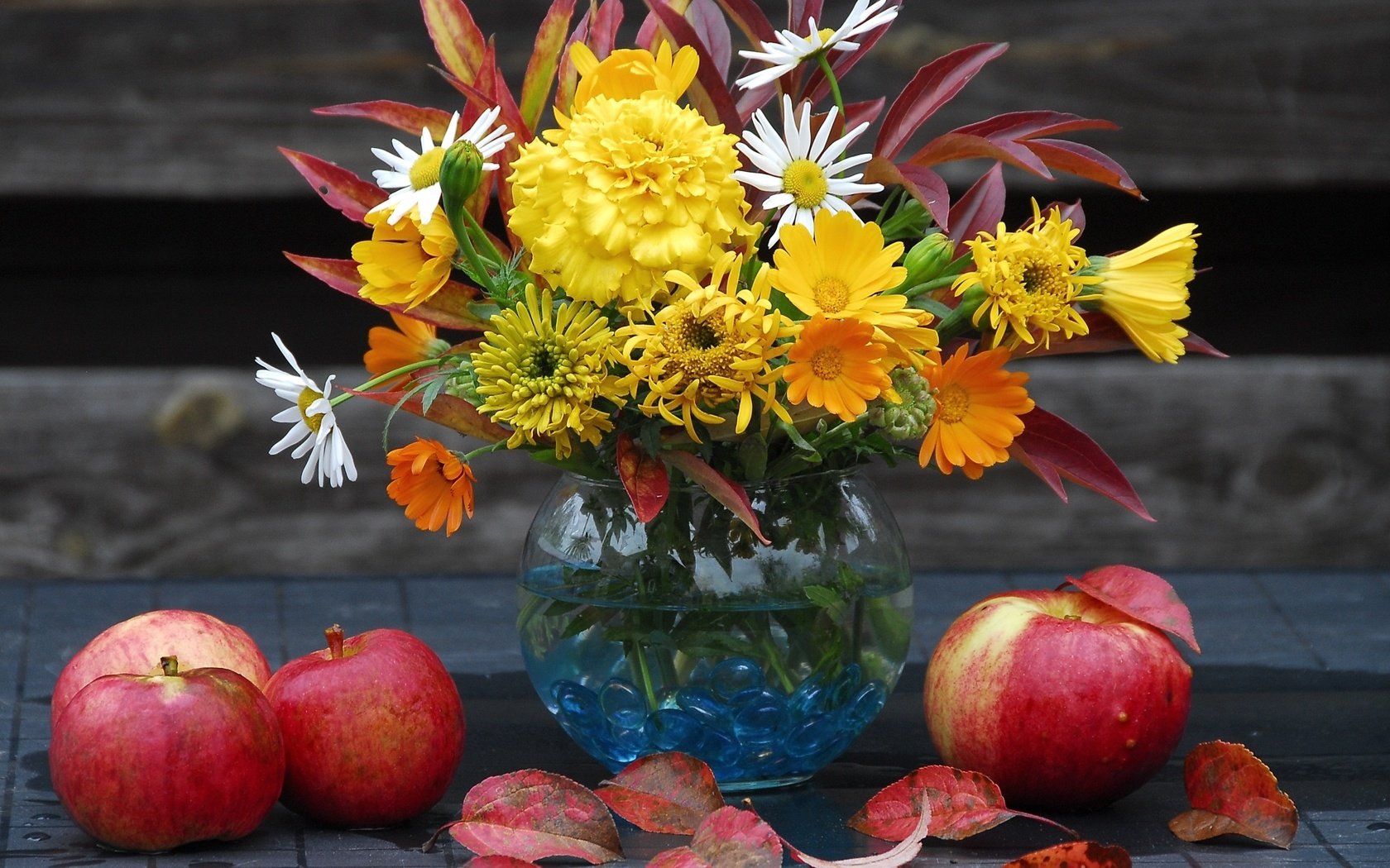 Обои яблоки, осень, букет, apples, autumn, bouquet разрешение 1920x1255 Загрузить