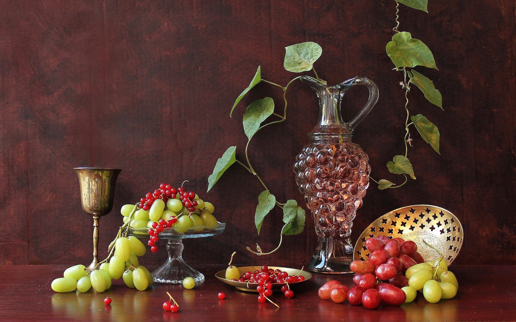 Обои виноград, ягоды, вино, вина, смородина, кубок, графин, still-life, grapes, berries, wine, currants, cup, decanter разрешение 1920x1345 Загрузить