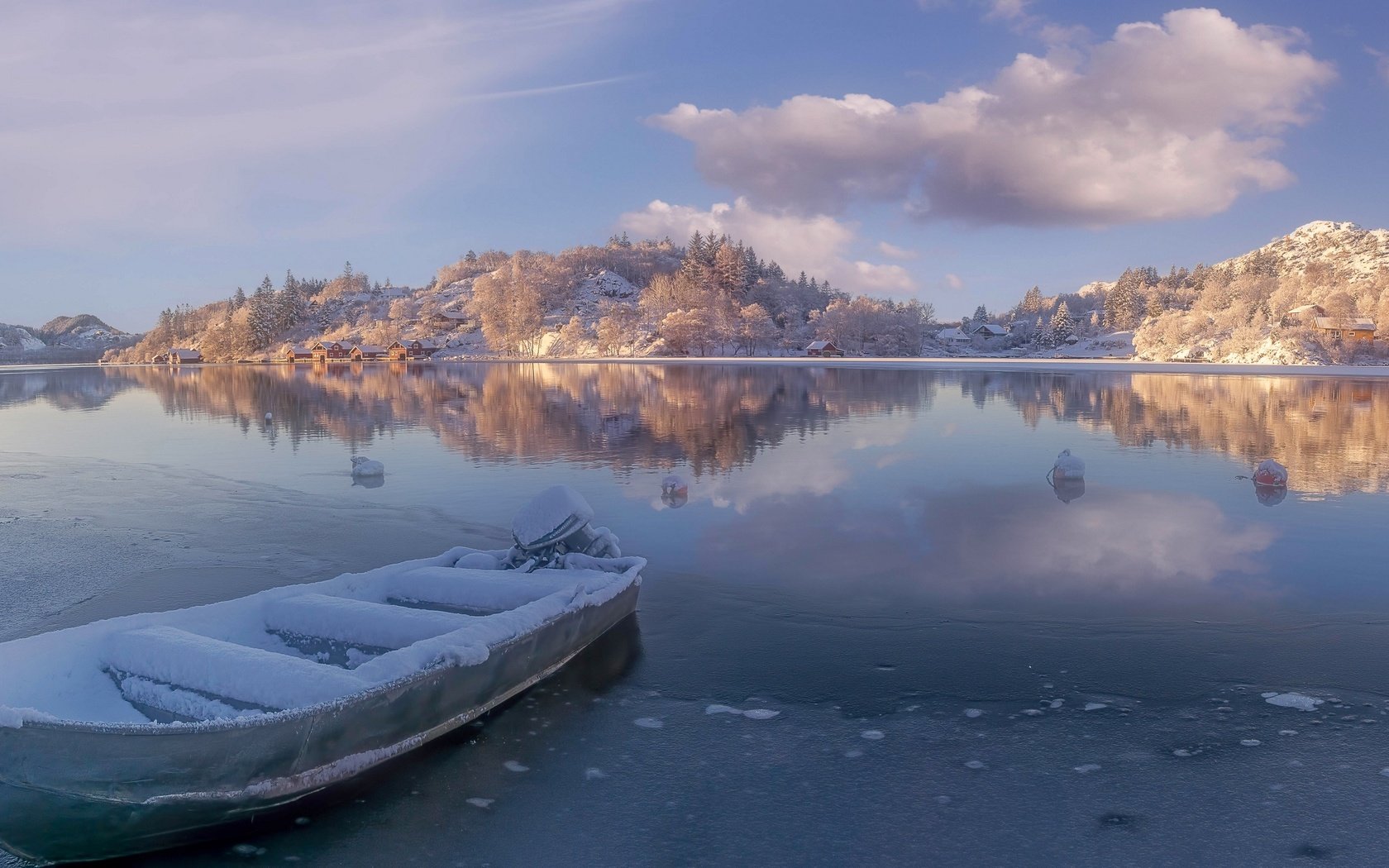 Обои озеро, зима, лодка, норвегия, норвегии, ругаланн, egersund, rogaland county, эйгерсунн, lake, winter, boat, norway, rogaland, eigersund разрешение 2880x1382 Загрузить