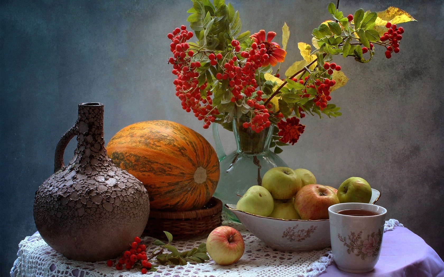 Обои яблоки, чашка, чай, кувшин, тыква, натюрморт, рябина, apples, cup, tea, pitcher, pumpkin, still life, rowan разрешение 1920x1243 Загрузить