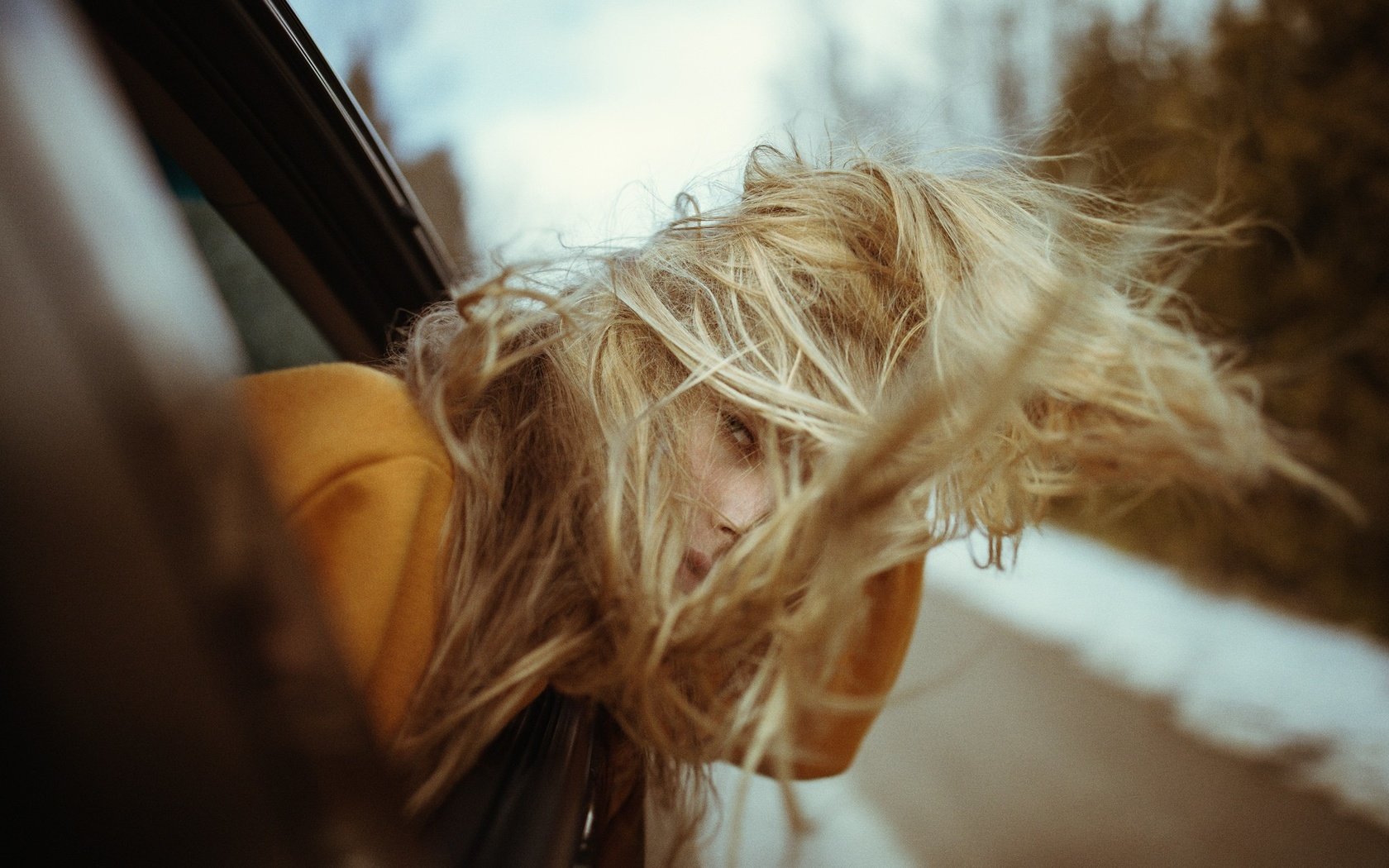 Обои девушка, блондинка, авто, модель, волосы, ветер, girl, blonde, auto, model, hair, the wind разрешение 2048x1365 Загрузить