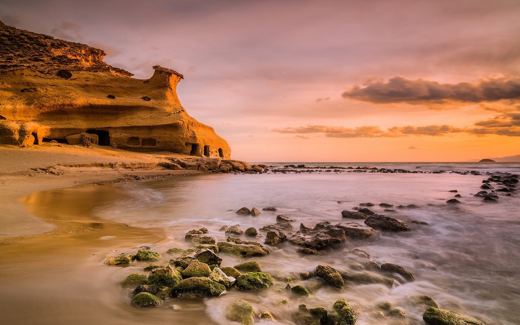 Обои небо, облака, скалы, берег, закат, море, the sky, clouds, rocks, shore, sunset, sea разрешение 2048x1121 Загрузить