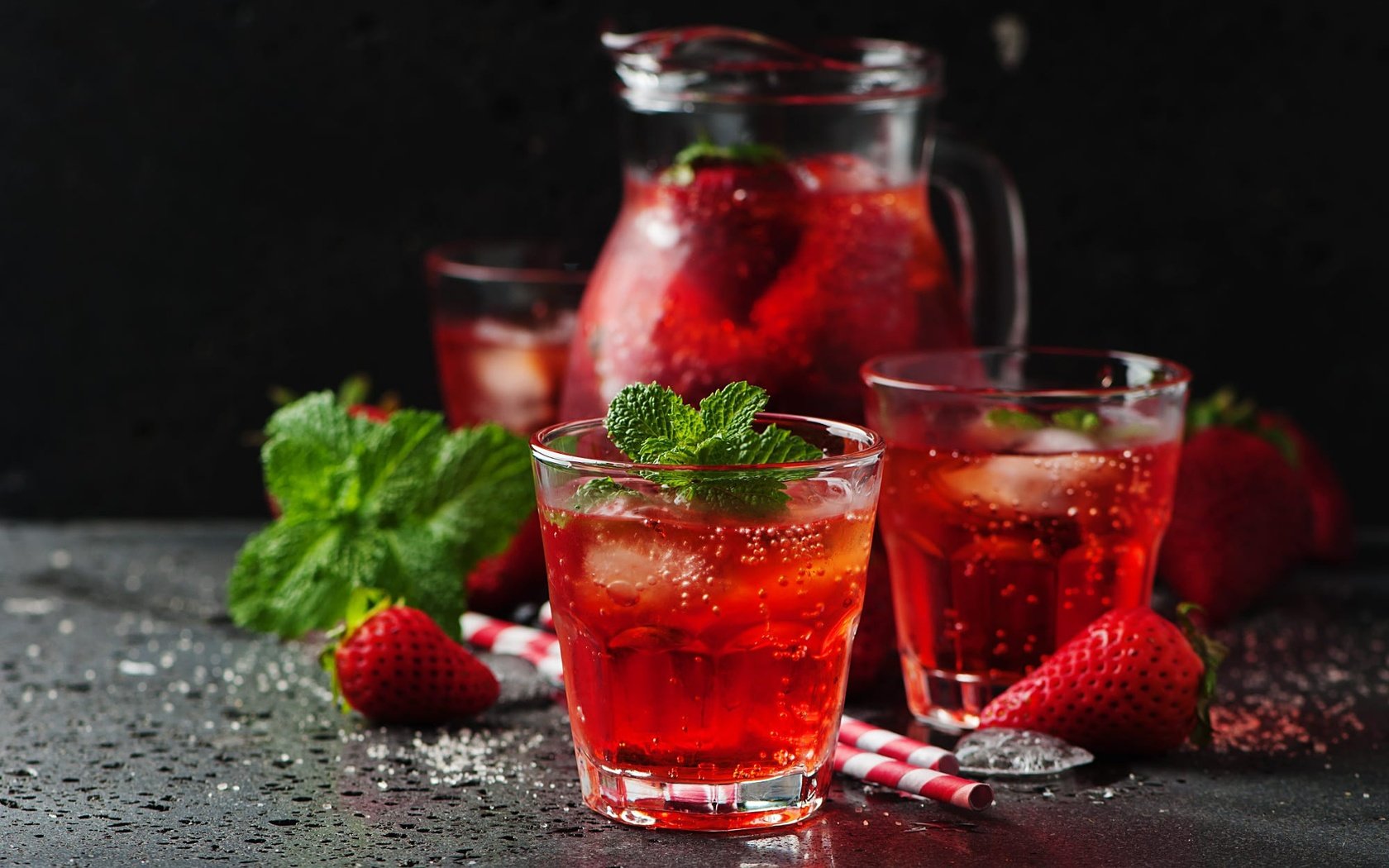 Обои мята, напиток, клубника, лёд, стакан, кувшин, трубочка, лимонад, mint, drink, strawberry, ice, glass, pitcher, tube, lemonade разрешение 2000x1329 Загрузить