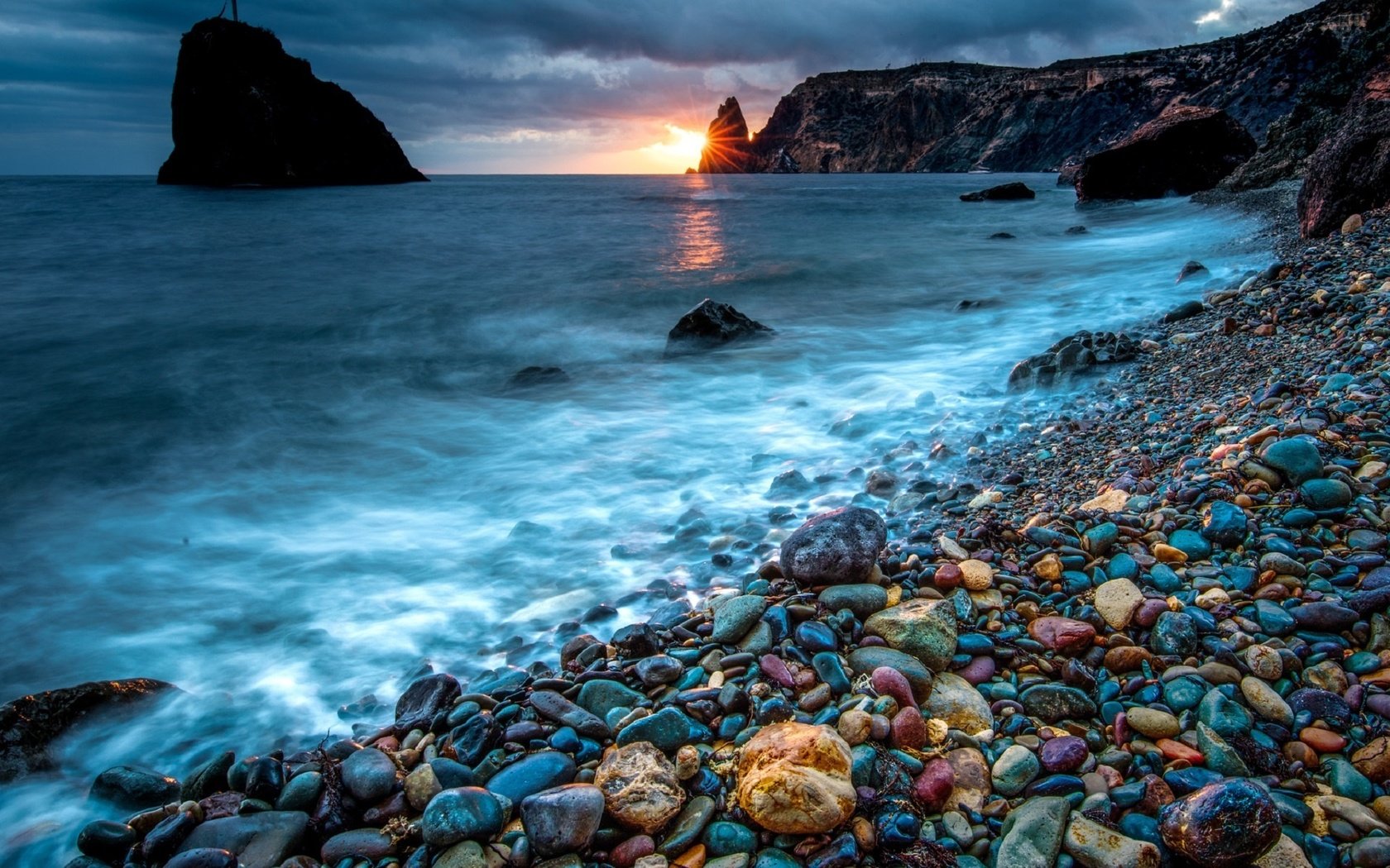 Обои скалы, камни, галька, море, пляж, побережье, крым, alexey suloev, jasper beach, rocks, stones, pebbles, sea, beach, coast, crimea разрешение 1920x1169 Загрузить