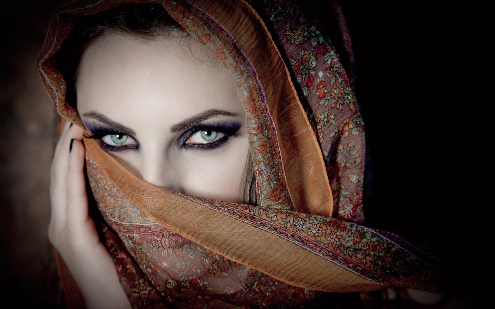 Обои глаза, девушка, портрет, взгляд, лицо, платок, karen chakhalyan, eyes, girl, portrait, look, face, shawl разрешение 1920x1200 Загрузить