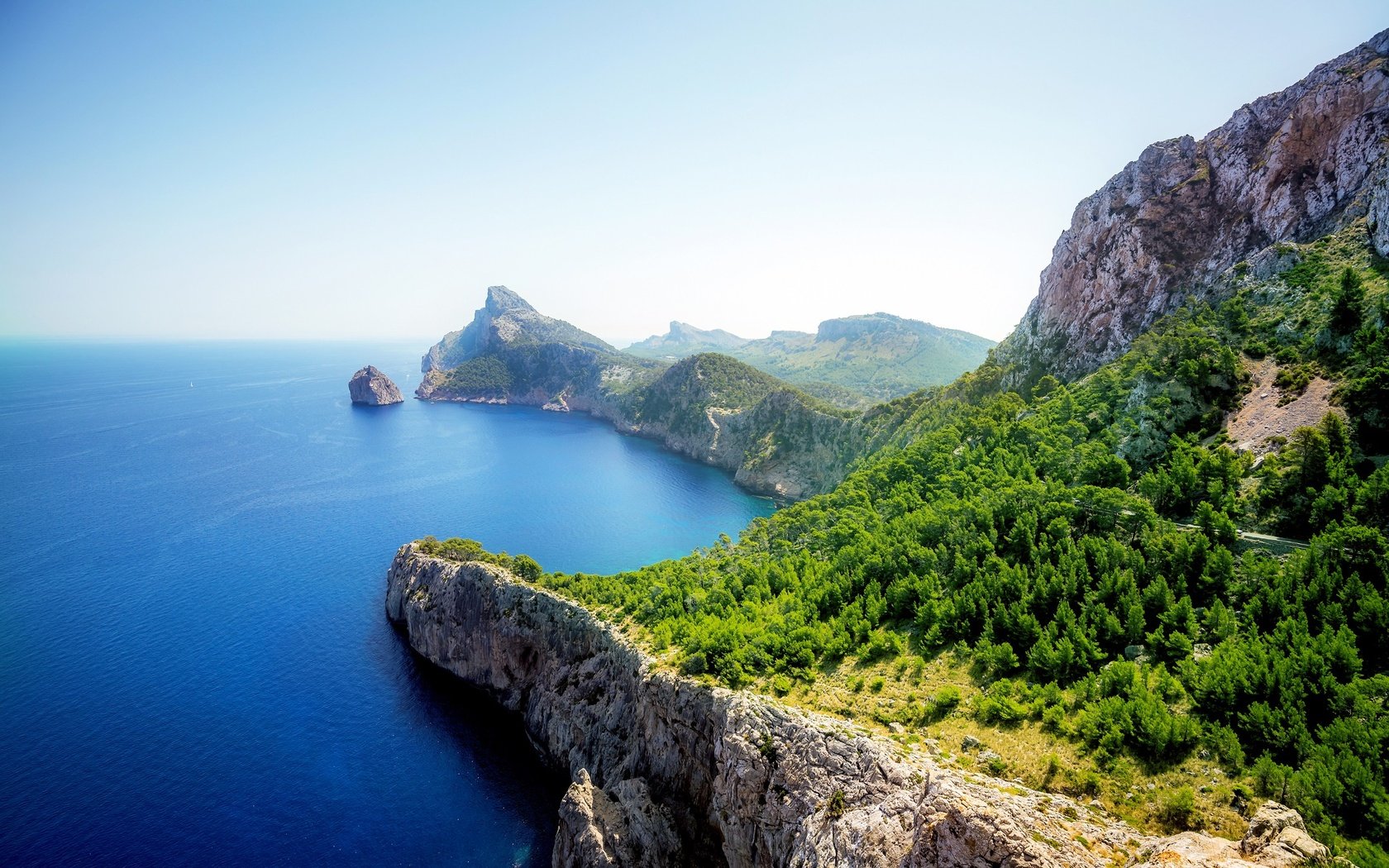 Обои деревья, скалы, берег, зелень, море, вид, солнечно, trees, rocks, shore, greens, sea, view, sunny разрешение 2160x1350 Загрузить