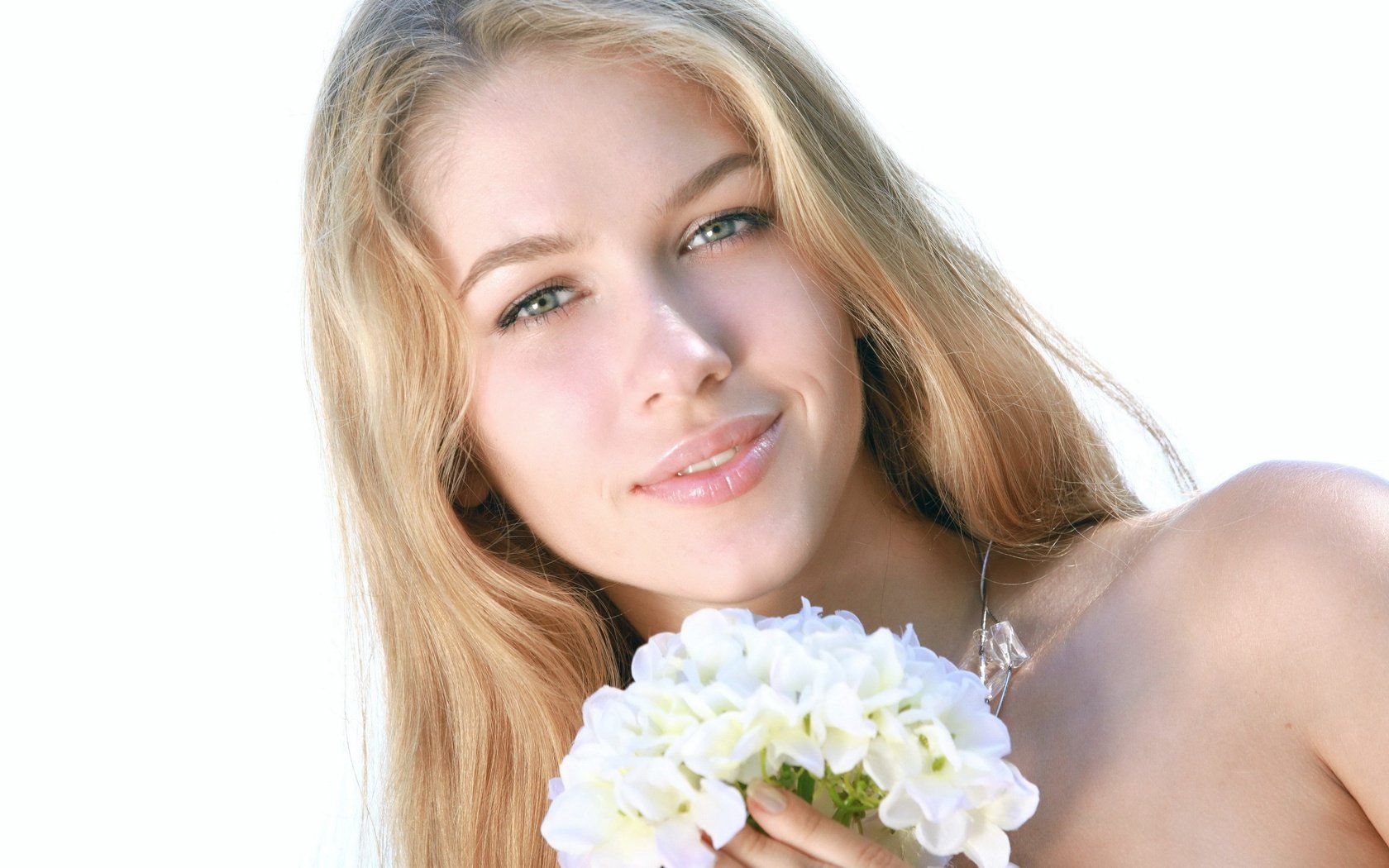 Обои цветы, девушка, блондинка, улыбка, модель, erica b, flowers, girl, blonde, smile, model разрешение 3072x2048 Загрузить