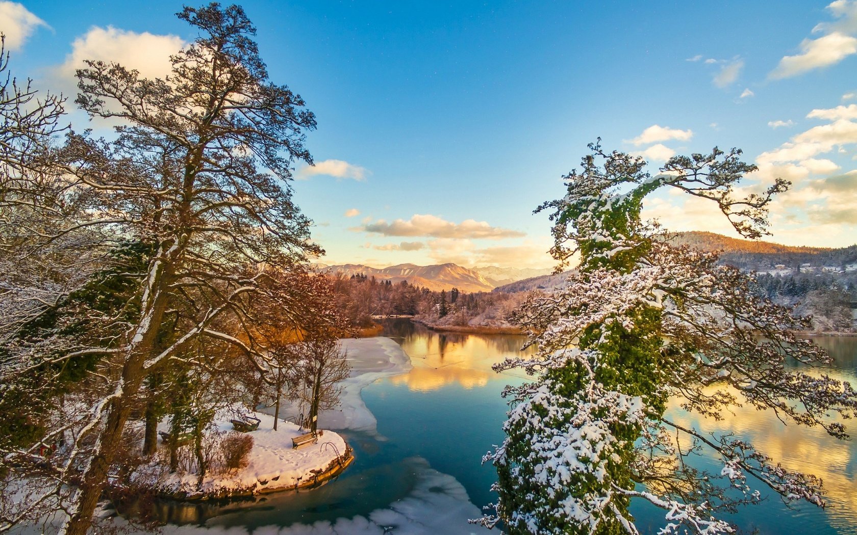 Обои небо, облака, река, горы, природа, лес, зима, отражение, the sky, clouds, river, mountains, nature, forest, winter, reflection разрешение 1920x1200 Загрузить