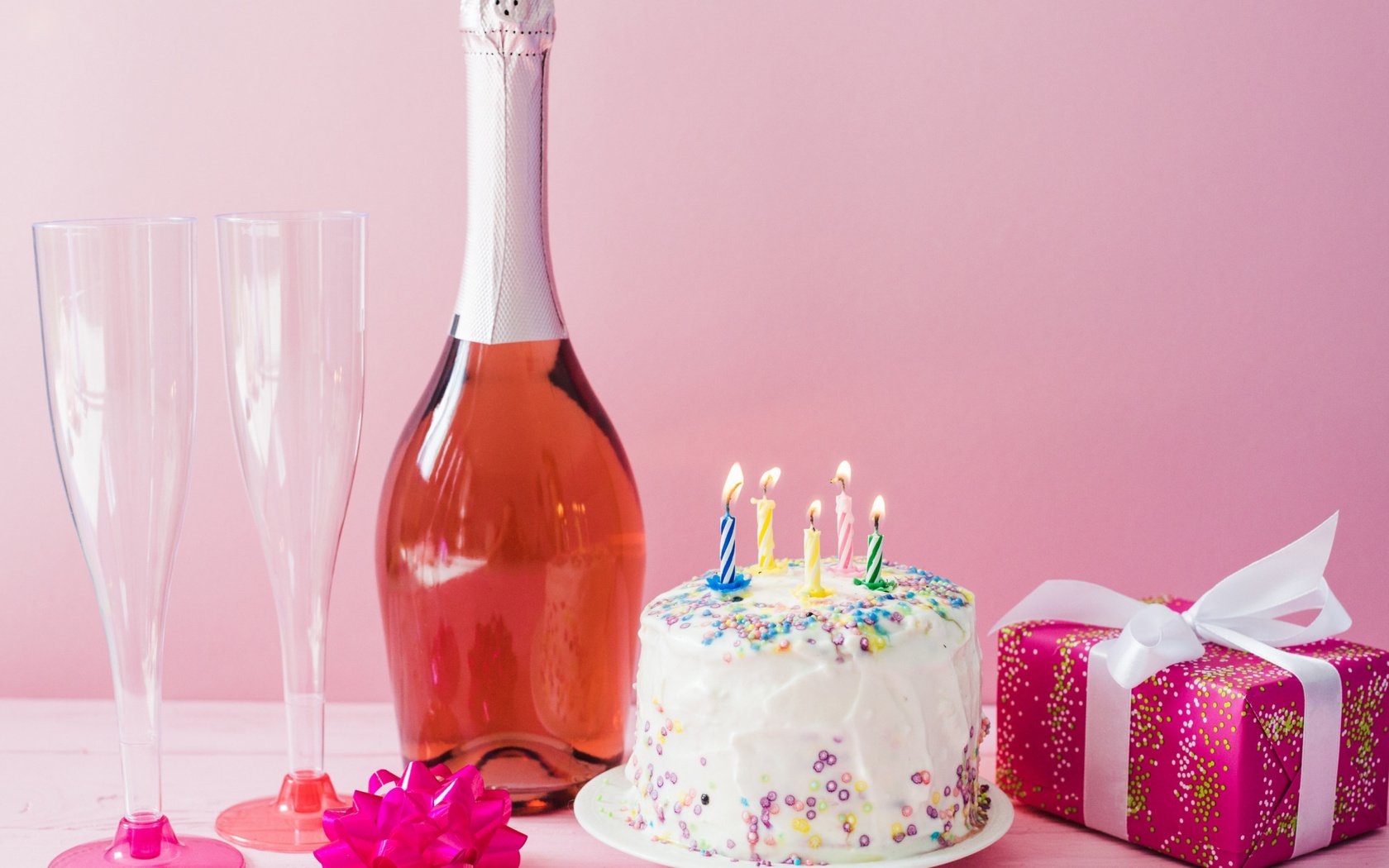 Обои праздник, шампанское, торт, день рождение, holiday, champagne, cake, birthday разрешение 2112x1188 Загрузить