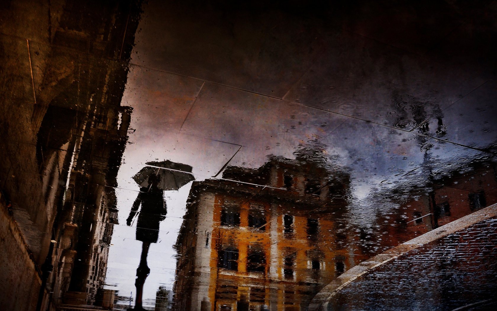 Обои отражение, город, дождь, силуэт, мокро, reflection, the city, rain, silhouette, wet разрешение 2112x1188 Загрузить