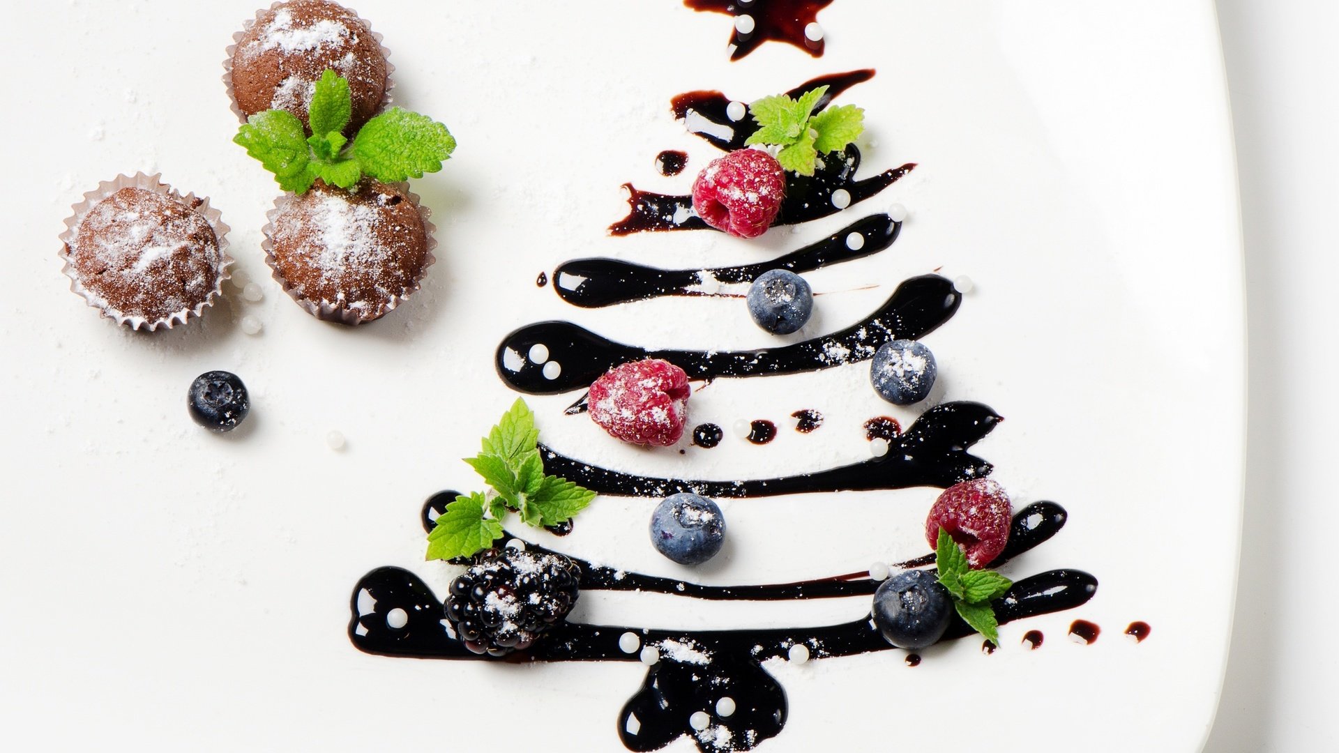 Обои новый год, елка, ягоды, рождество, тарелка, выпечка, глазурь, кексы, new year, tree, berries, christmas, plate, cakes, glaze, cupcakes разрешение 2560x1600 Загрузить