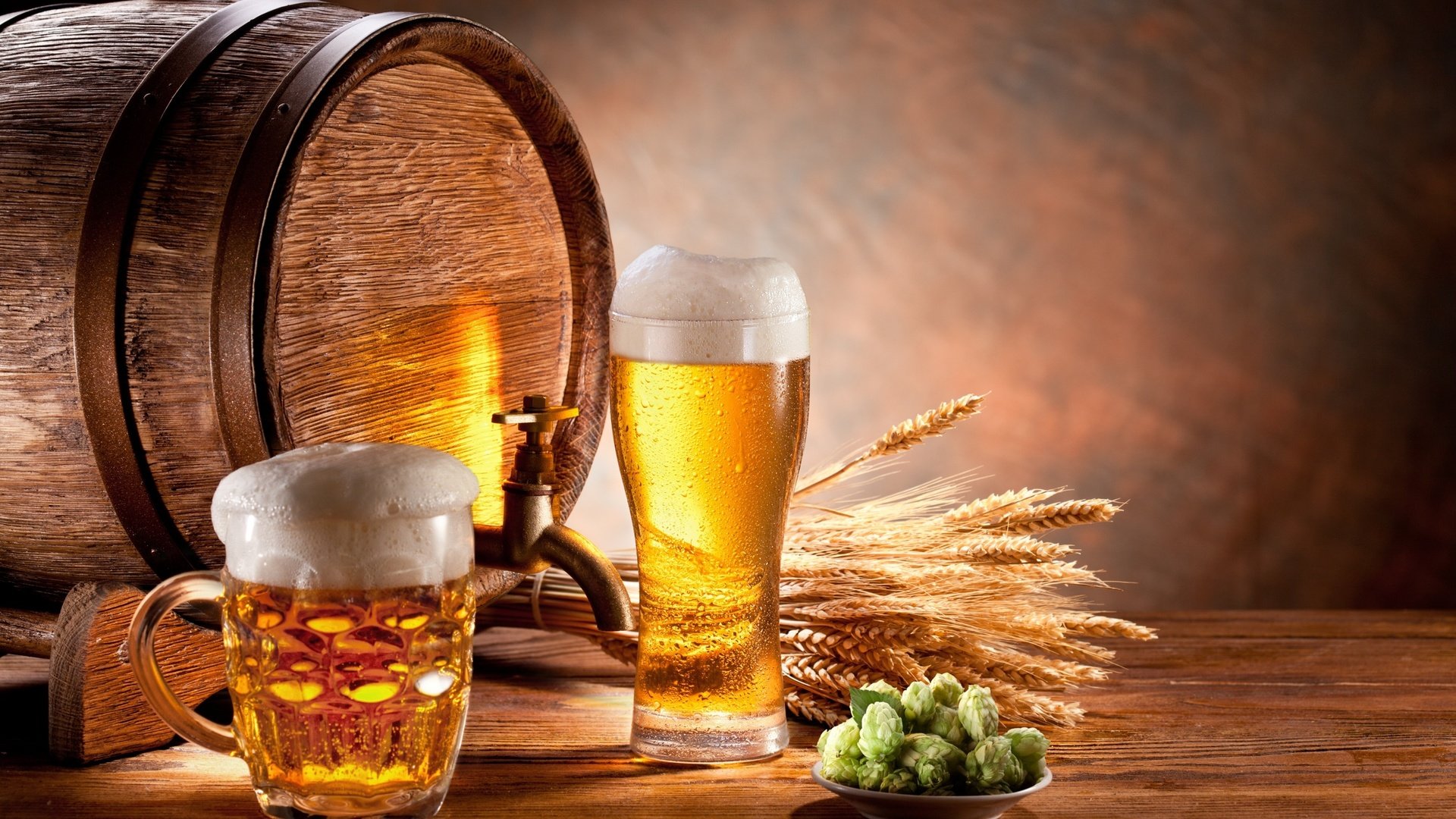Обои бокал, колосья, кружка, пиво, пена, бочка, светлое, glass, ears, mug, beer, foam, barrel, light разрешение 2560x1440 Загрузить