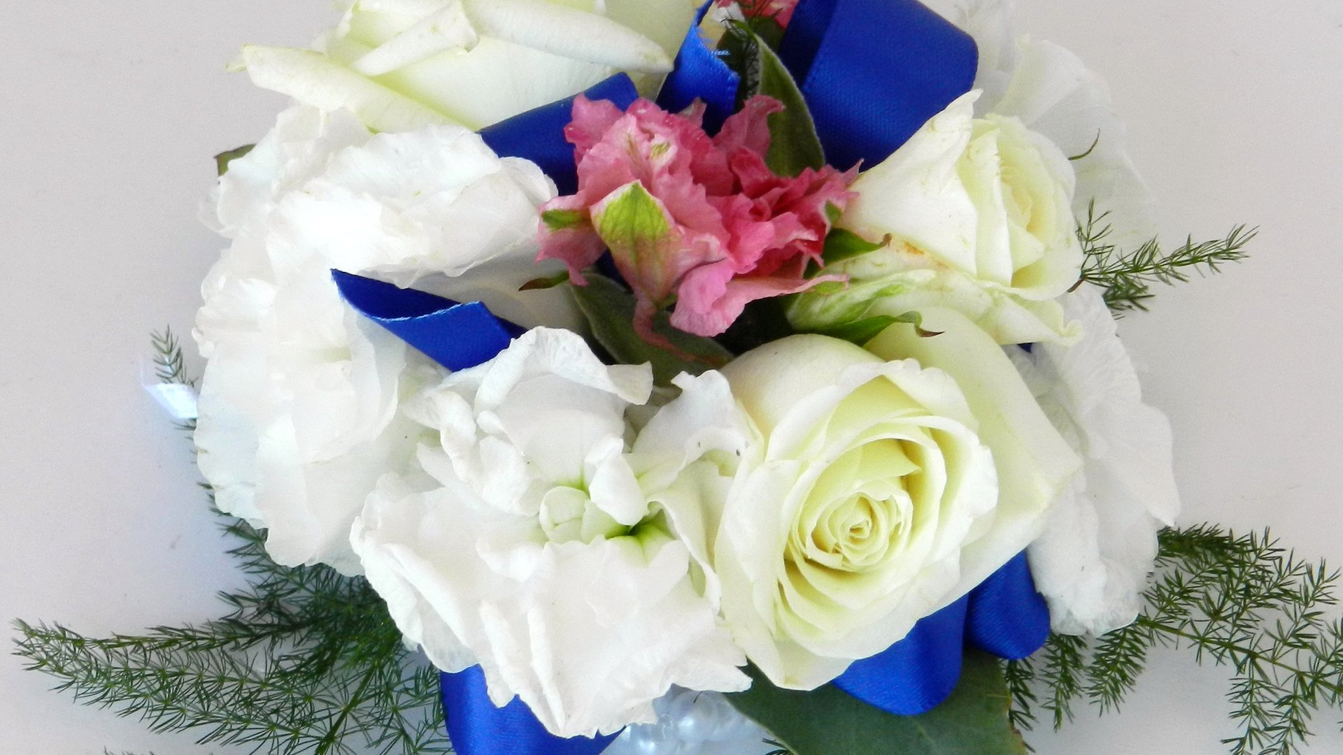 Обои красивый букет цветов, с синей ленточкой, a beautiful bouquet of flowers, with light blue ribbon разрешение 2048x1536 Загрузить