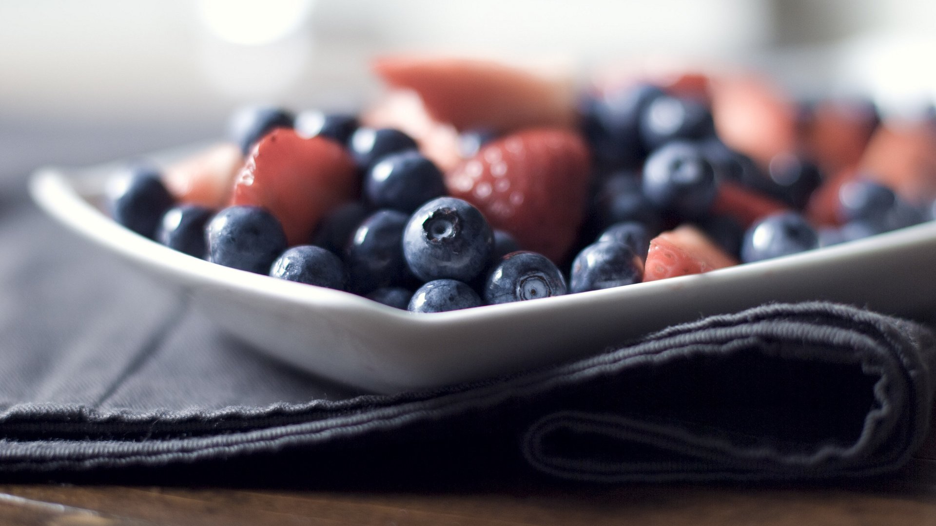 Обои клубника, ягоды, черника, салфетка, тарелка, strawberry, berries, blueberries, napkin, plate разрешение 2048x1371 Загрузить